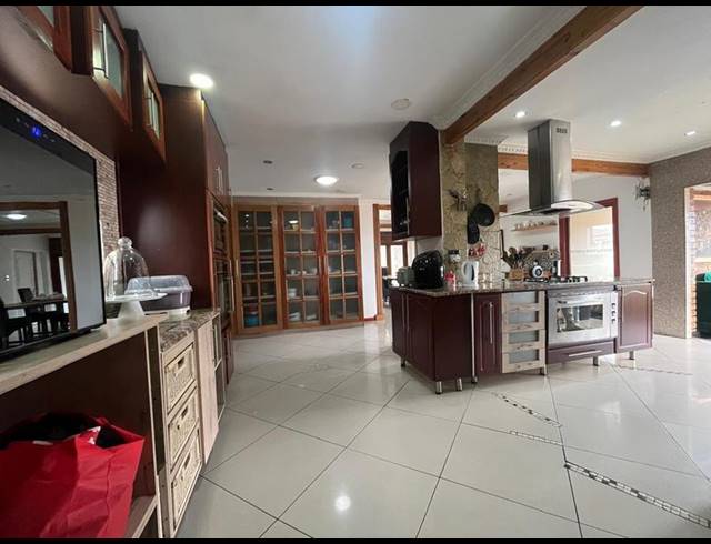 8 BEDROOM HOUSE FOR SALE IN NATURENA